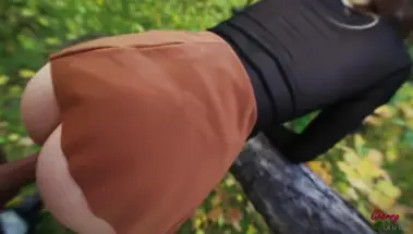 Трахнул в лесу модницу в берете и наполнил ее киску спермой