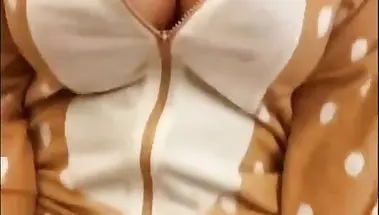 Ебет в презервативе молодую телку в костюме зверушки и кончает на язык