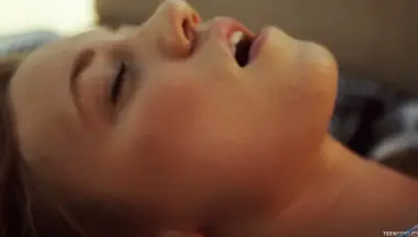 Сосед натянул мастурбирующую блондинку в купальнике и залил ее пилотку спермой