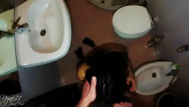 Выебал в анал итальянку в белье в туалете с лубрикантом