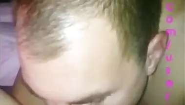 Нежно вылизывает языком сочную пилотку крупным планом