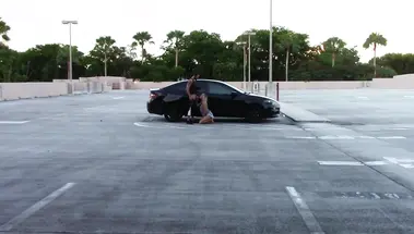 Блондинка отсосала на парковке хуй бородатому таксисту за проезд