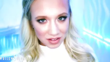 Красивая блондинка крупным планом сосет член на коленях