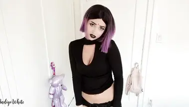 Мастурбация большим дилдо эмо в мини юбке с пирсингованным пупком на вебку