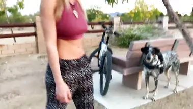 Скейтерша сосет член и трахается на лавке в публичном месте