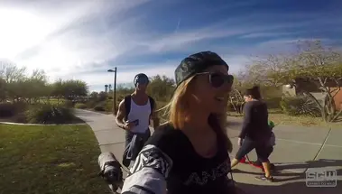 Блондинка сосет жилистый член парня в пещере с видом на город