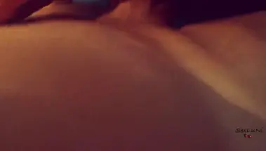 Имеет раком крупным планом в мокрую пизду и кончает на задок