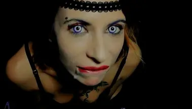 Вампирша с ледяными глазами высасывает вместо крови сперму