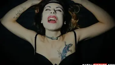 Счастливое лицо стонущей девушки во время оргазма