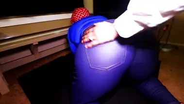 Отодрал раком толстую домохозяйку на кухне и обкончал негритянке буфера