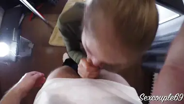 Ненасытная минетчица сосет хуй под столом, отвлекая парня от работы