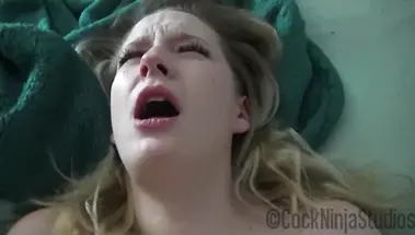 Жестко ебет мачеху в халате и кончает ей в пизду