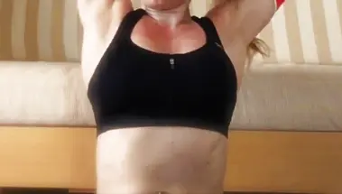 Негр трахнул в рот блондинку с силиконовыми сиськами