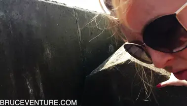 Публично выебал рачком на пляже, но кончить помешал прохожий