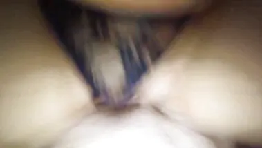 Отымел крупным планом девку в трусиках и испачкал спермой ее губки