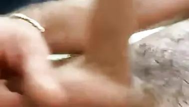 Подкачанный бородач снимает дрочку члена до слива в ванну