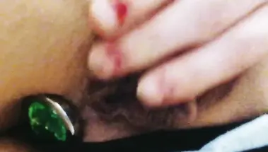 Ласки пальцами выбритой пизды с затычкой в попке