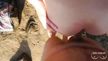 Ебет на скалистом морском берегу накуренную нимфоманку