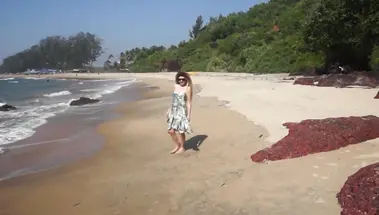 Красивая мастурбация стройной девушки с дредами на пляже