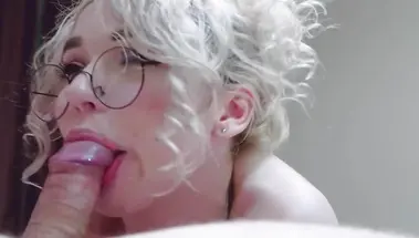 Любительский минет крупным планом от кудрявой блондинки в очках