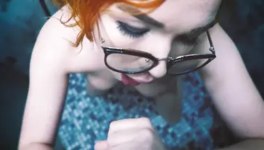 Очкастая рыжуха из России сосет хуй на коленях в душе
