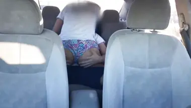 Прожарил загорелую телку в наезднице на заднем сидении машины