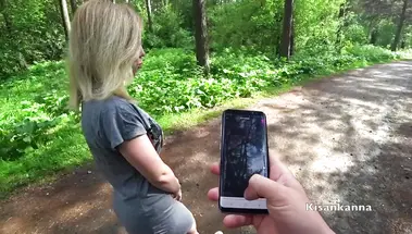 Парень переключает вибратор в киске подруги и ебет ее раком в лесу