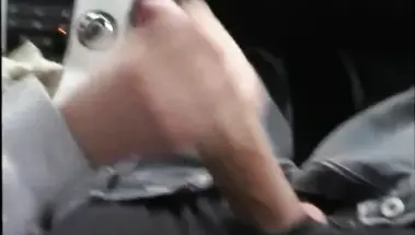 Девушка дрочит большой член в машине и заставляет его кончить на полном ходу