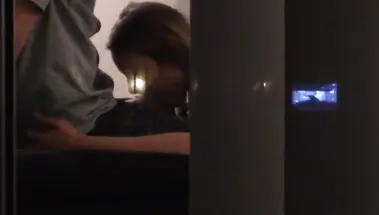 Подглядывает в окно со скрыткой за соседкой, отсасывающей член бойфренду