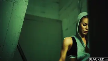 Тренер негр красиво отымел спортсменку с косичками и кончил в письку