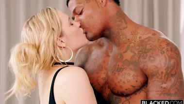 Татуированный чернокожий парень заполняет ротик блондинки спермой после грубой ебли раком