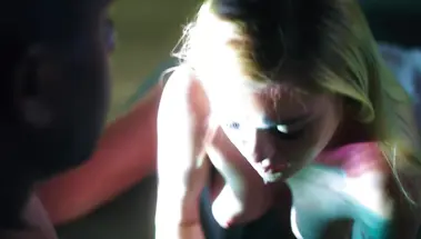 Девка кричит от большого хуя черного профессора в своей пизде, забыв о бойфренде