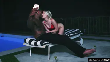 Белая девушка сосет черный болт у бассейна и шпилится с негром в отеле