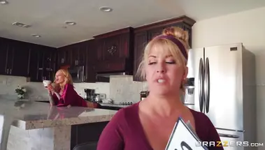 Сын поимел татуированную милфу на кухонном столе за спиной мамы