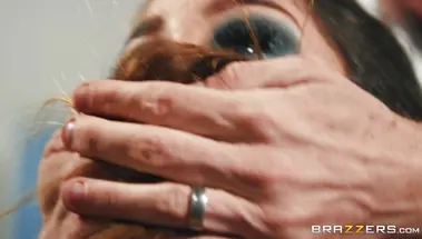 Тренер дерет бритую щель сисястой волейболистки и заливает ее лицо спермой