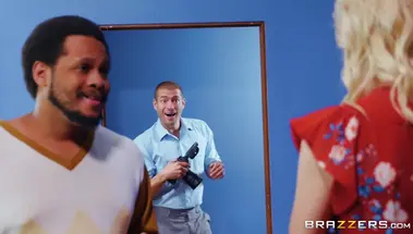 Ебля раком блондинки с соблазненным за спиной мужа фотографом