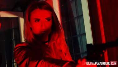 Alyssa Divine выебана двумя типами в подвале до оргазма