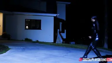 Воровки в комбинезонах трутся кисками в борьбе за золотой хуй