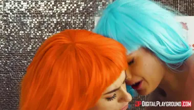 Телки в париках и учебных формах трахаются в пародии на аниме