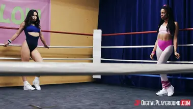 Межрассовый тройник в ринге спортсменок с тренером по борьбе