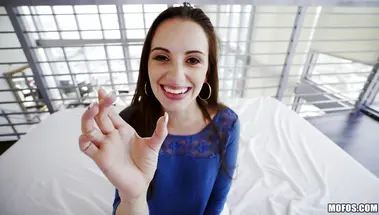 Жопастая трахает мужика с гигантскими яйцами в наезднице