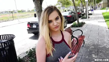 Пикапер блогер дрючит на улице незнакомку с большими половыми губами