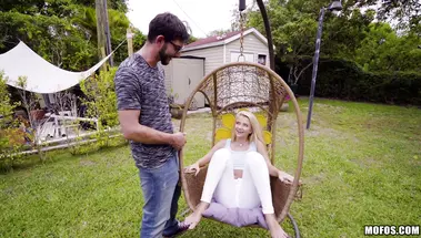 18-летняя худышка глотает сперму после траха с соседом на даче