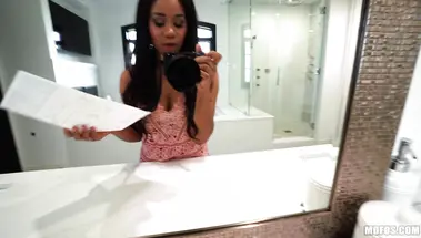 Благодарная за подарок негритянка сосет хуй и трахается с утра