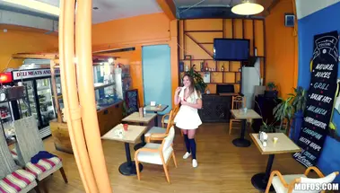 Нимфоманка мастурбацией соблазнила официанта на еблю в кофейне