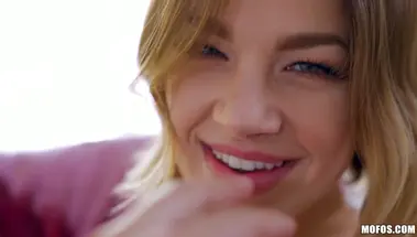 Сонная Evelin Stone глубоко сосёт член и ебется раком на кухне вместо завтрака