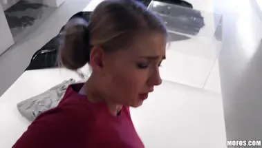 Пикапер заплатил продавщице за отсос широкого члена и еблю в раздевалке