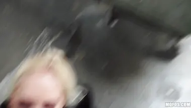 Итальянка задрала юбку и трахнулась с пикапером за бабки под мостом