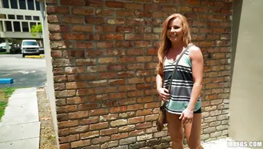 Снял жопастую блондинку в супермаркете и отымел на улице за деньги