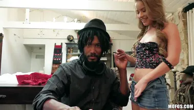 Неверная жена трахается с другом черного мужа у него за спиной